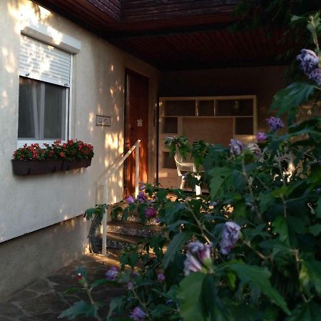 Apartamento Haus Polly Strasshof an der Nordbahn Exterior foto